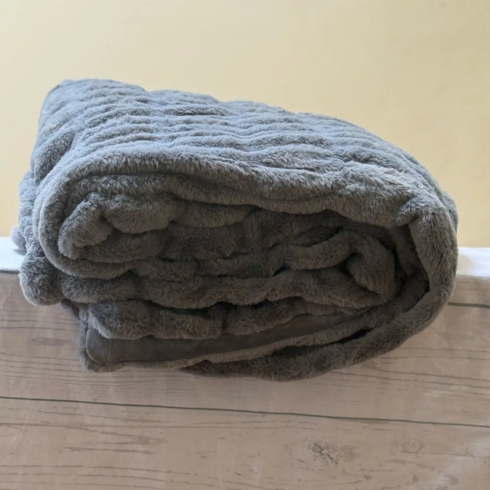 Luxurious Faux Fur Throw Blanket in Gray